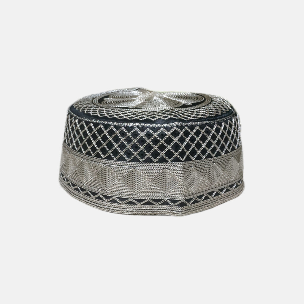 Gorro kufi musulmán árabe artesanal azul oscuro bordado, vista lateral.