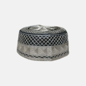 Gorro kufi musulmán árabe artesanal azul oscuro bordado, vista lateral.