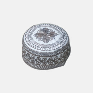 Gorro kufi musulmán árabe artesanal blanco con bordado marrón, vista superior detallada.