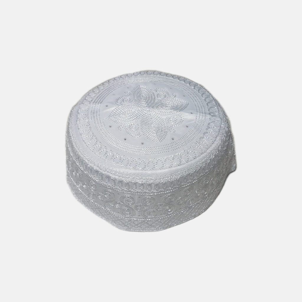 Gorro kufi musulmán árabe artesanal blanco, vista superior detallada.