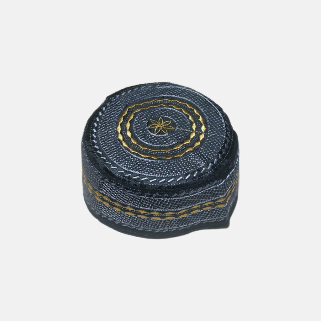 Gorro kufi musulmán árabe artesanal negro con bordado dorado, vista lateral detallada.