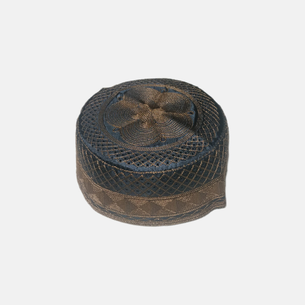 Gorro kufi musulmán árabe artesanal negro con bordado marrón, vista lateral detallada.