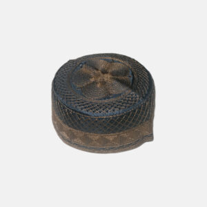 Gorro kufi musulmán árabe artesanal negro con bordado marrón, vista lateral detallada.