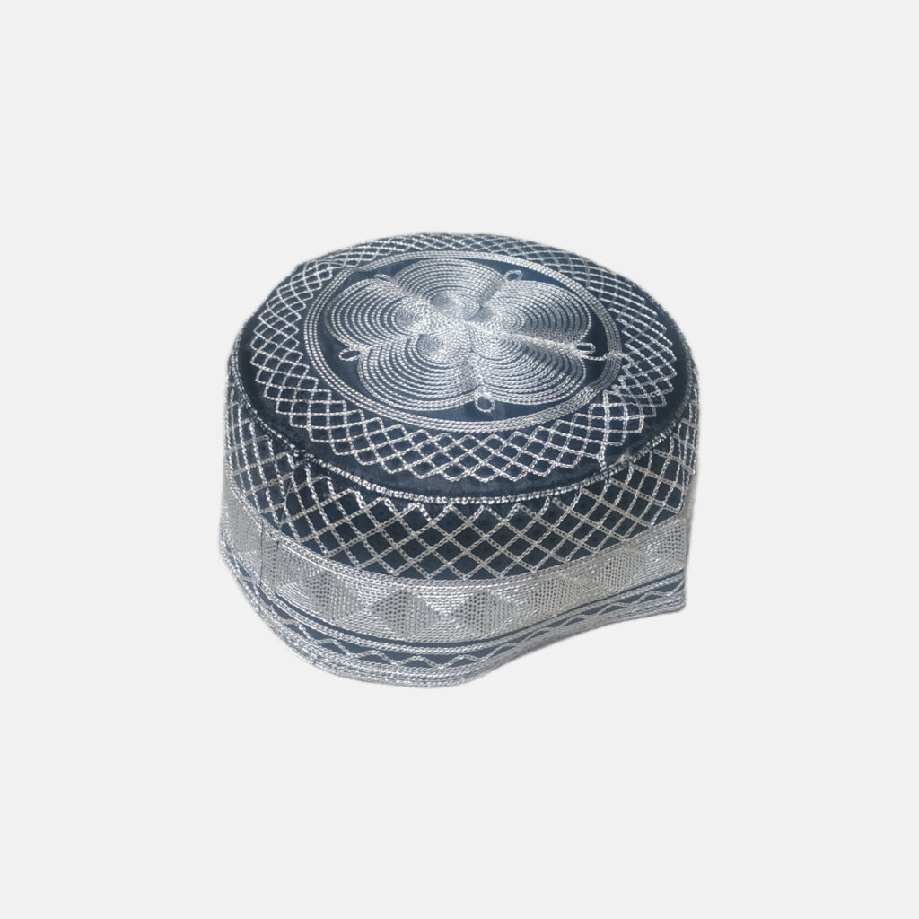 Gorro kufi musulmán árabe artesanal negro con bordado marrón, vista superior detallada.