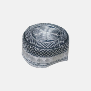Gorro kufi musulmán árabe artesanal negro con bordado marrón, vista superior detallada.