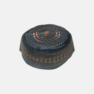 Gorro kufi musulmán árabe artesanal negro con bordado naranja, vista superior detallada.